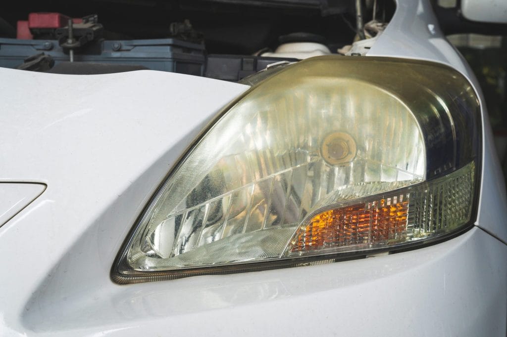 Como deixar os faróis do seu carro com aspecto de novo em poucos passos