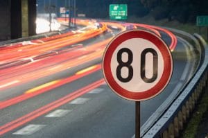 Planeja viajar de carro no final do ano? Descubra a velocidade máxima permitida para evitar multas