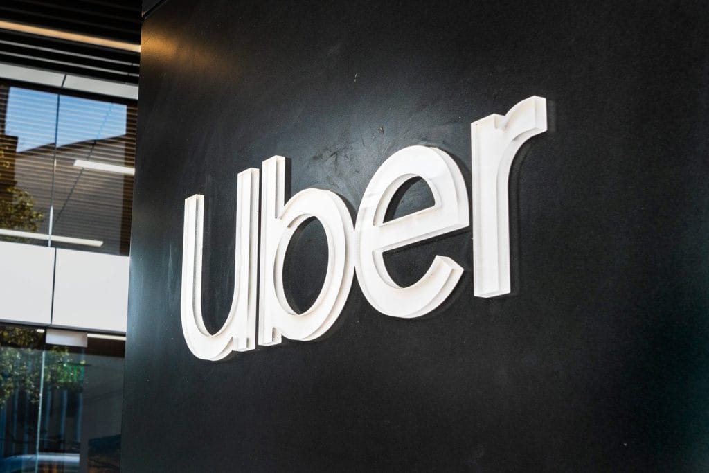 Parceria entre Uber e fabricante asiático pode revolucionar transporte autônomo até 2026