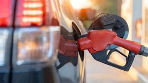 Petrobras baixa preço, mas consumidores pagam mais na bomba: quem está lucrando com a diferença?