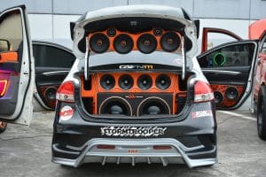 Carro com película escura ou sistema de som potente pode estar chamando atenção, saiba mais sobre o alerta em destaque.