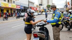 É necessária a habilitação para pilotar motos de 50cc?