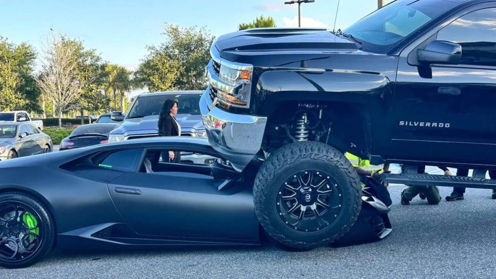 Inusitado: picape atropela Lamborghini em estacionamento como em cena de cinema
