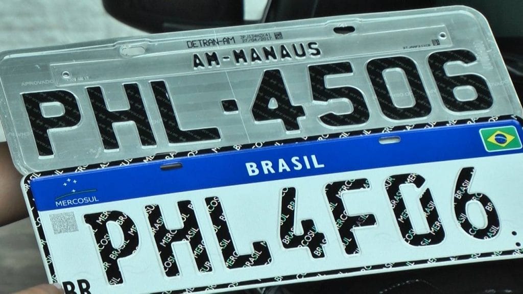 Placas de veículos no Brasil podem retomar informações sobre cidade e estado, encerrando o anonimato