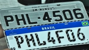 Placas de veículos no Brasil podem retomar informações sobre cidade e estado, encerrando o anonimato