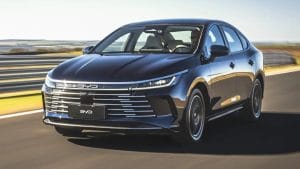 BYD reduz valor do King em R$ 25 mil, tornando sedã híbrido mais acessível que Virtus e City