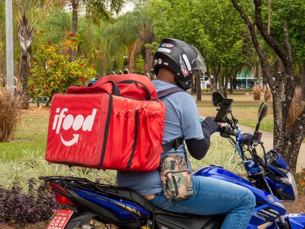Mais que jeans e tênis: equipamentos essenciais para a segurança dos motoboys