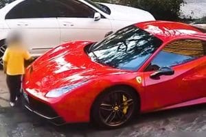Meninos fazem de Ferrari de R$ 2,7 milhões um escorregador e geram disputa judicial