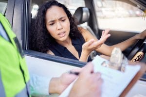 Atenção! Hábitos aparentemente inofensivos no carro podem resultar em multas pesadas