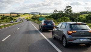 Entenda o que realmente indica o pisca-alerta do veículo à sua frente na estrada