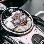 Harley-Davidson enfrenta crise e é reclassificada como ‘lixo’: entenda os motivos por trás da queda da icônica fabricante de motos.