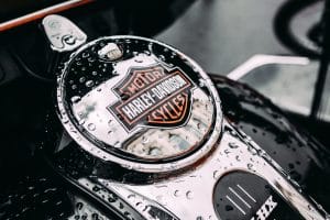 Harley-Davidson enfrenta crise e é reclassificada como ‘lixo’: entenda os motivos por trás da queda da icônica fabricante de motos.