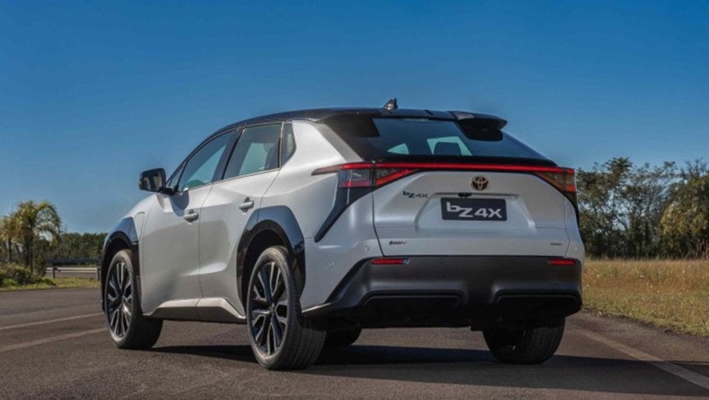 Toyota apresenta seu primeiro veículo elétrico no Brasil, mas preço causa surpresa