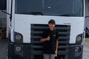 Jovem caminhoneiro de 20 anos é abordado pela polícia ao ser confundido com um menor ao volante