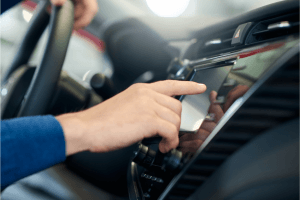 Alterar a central multimídia pode gerar penalidades? Entenda as surpresas da legislação para motoristas.