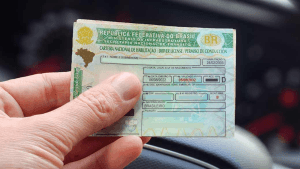 Motos que dispensam habilitação: conheça três opções disponíveis no Brasil