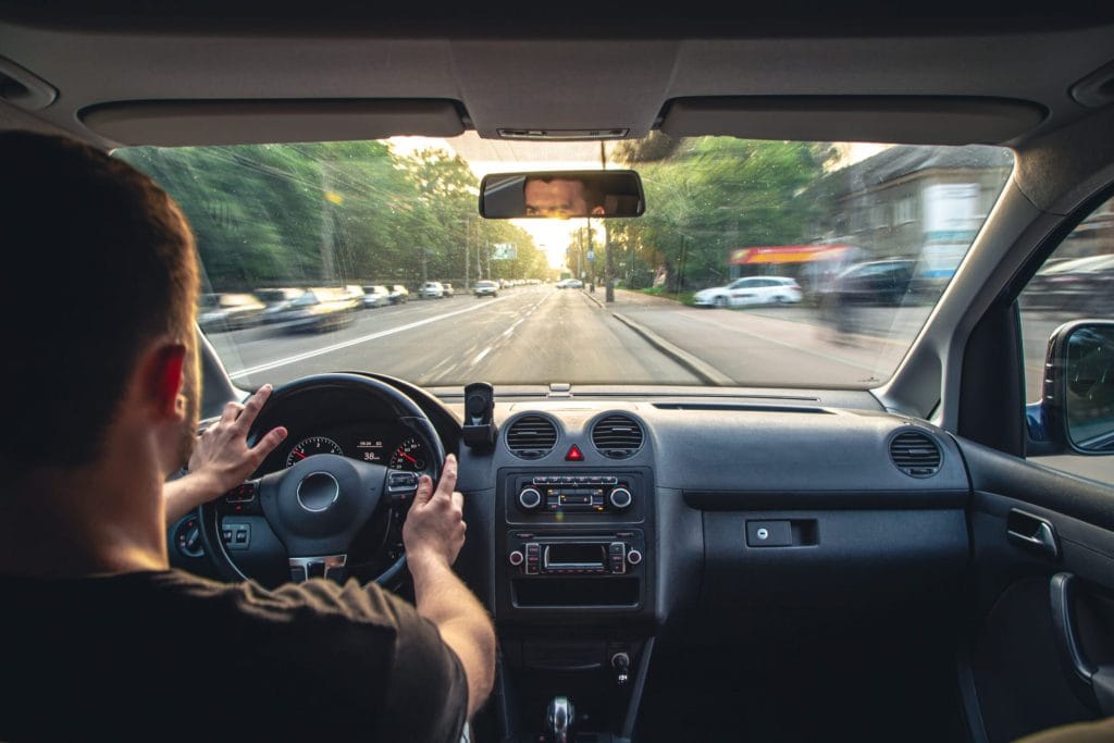 Entenda por que o volante se desvia ao acelerar em certos automóveis.