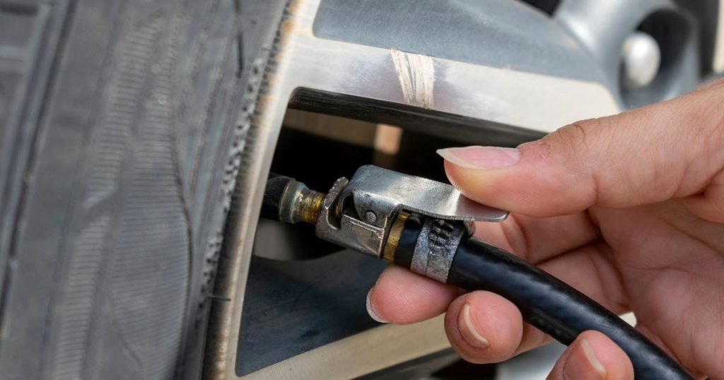 Colocar mais pressão no pneu economiza combustível? Veja até onde isso é seguro