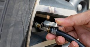 Colocar mais pressão no pneu economiza combustível? Veja até onde isso é seguro
