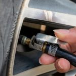 Colocar mais pressão no pneu economiza combustível? Veja até onde isso é seguro