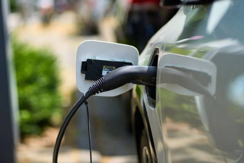 Aumento alarmante de roubos e furtos de veículos elétricos no Brasil gera apreensão entre os donos