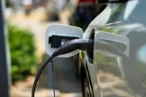 Aumento alarmante de roubos e furtos de veículos elétricos no Brasil gera apreensão entre os donos