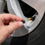 Dirigir sem a tampinha do pneu pode resultar em penalidades? Entenda as normas e a importância desse item.