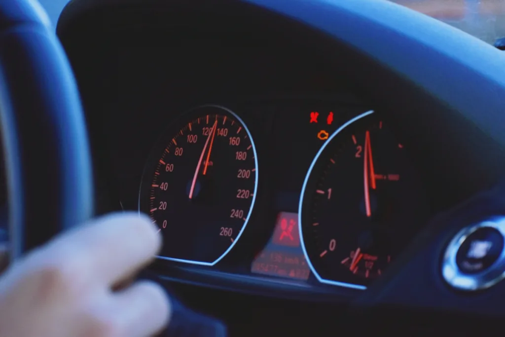 Qual a velocidade ideal para economizar combustível: 60, 80 ou 100 km/h?