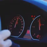 Qual a velocidade ideal para economizar combustível: 60, 80 ou 100 km/h?